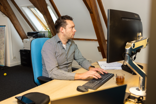 Werknemer achter bureau